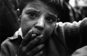 Niño fumando