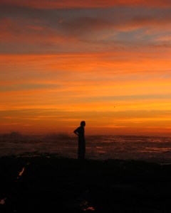 Hombre mirando al horizonte
