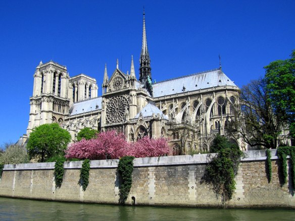 Notre-Dame_de_Paris_Flores