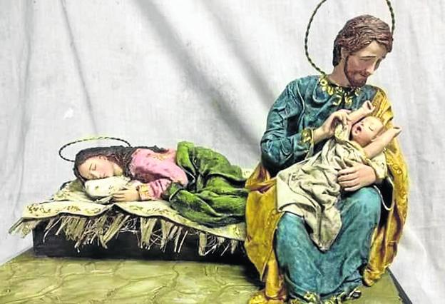 San José con el Niño en brazos mientras la Virgen descansa acostada