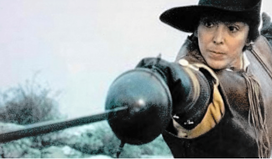 Mujer vestida de varón con armas