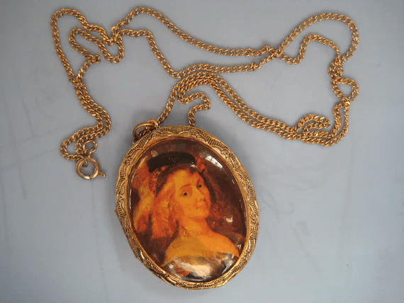 Venera con retrato de mujer