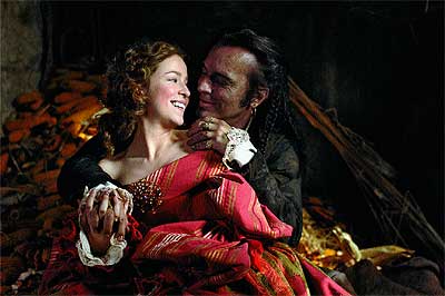 Finea (Silvia Abascal) y Laurencio (José Coronado), en la adaptación cinematográfica de La dama boba Manuel Iborra (2006)