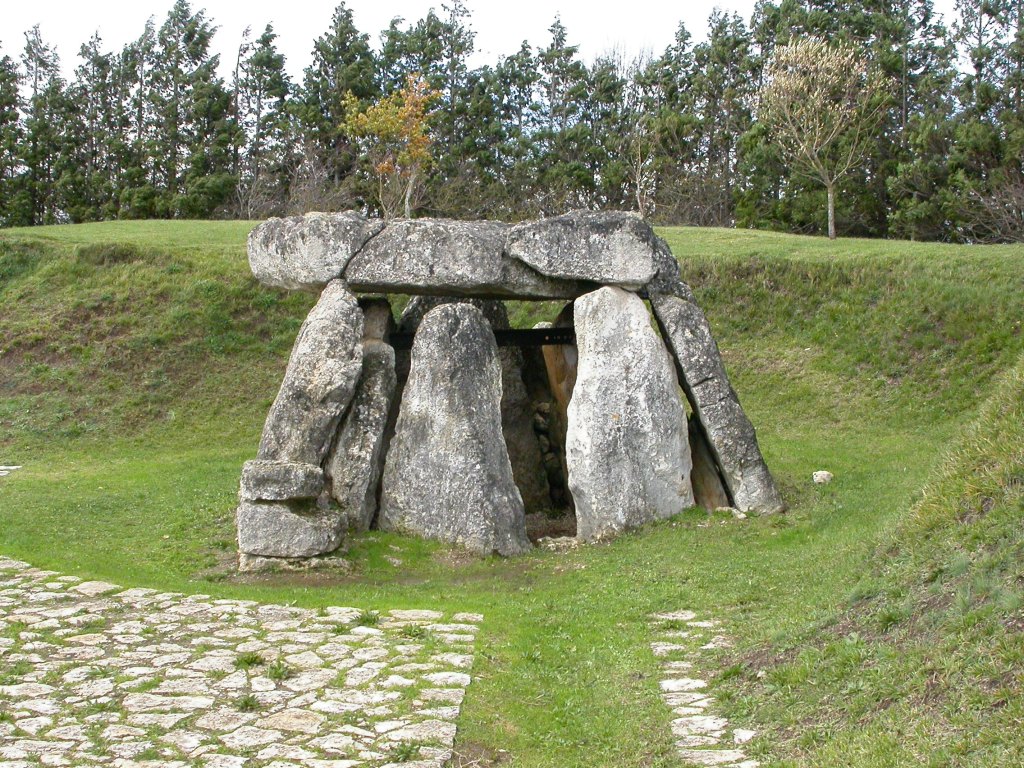 Dolmen de Aizkomendo o de Eguílaz (Álava, España)