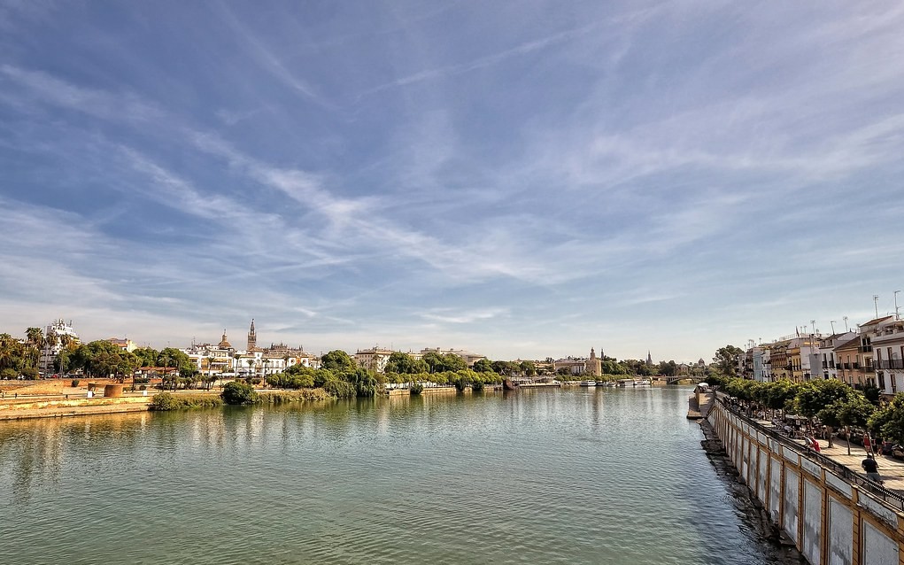 El río Guadalquivir a su paso por Sevilla.