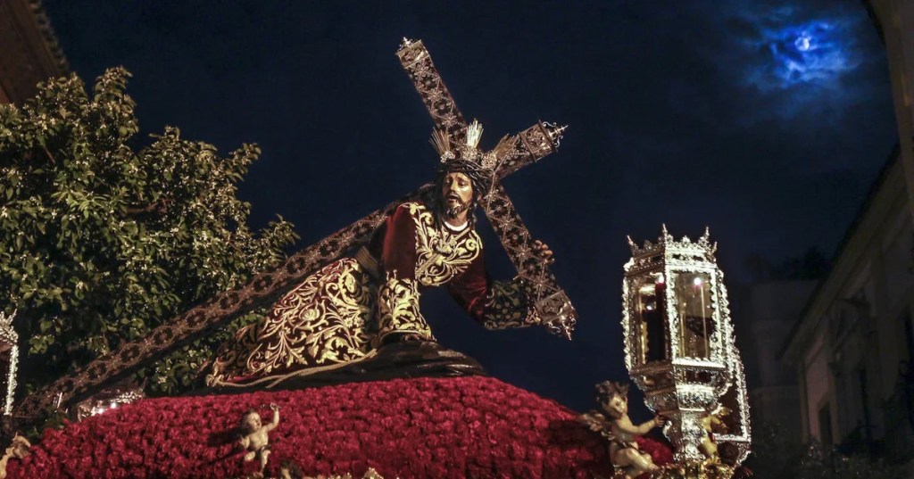 Semana Santa en Sevilla con luna